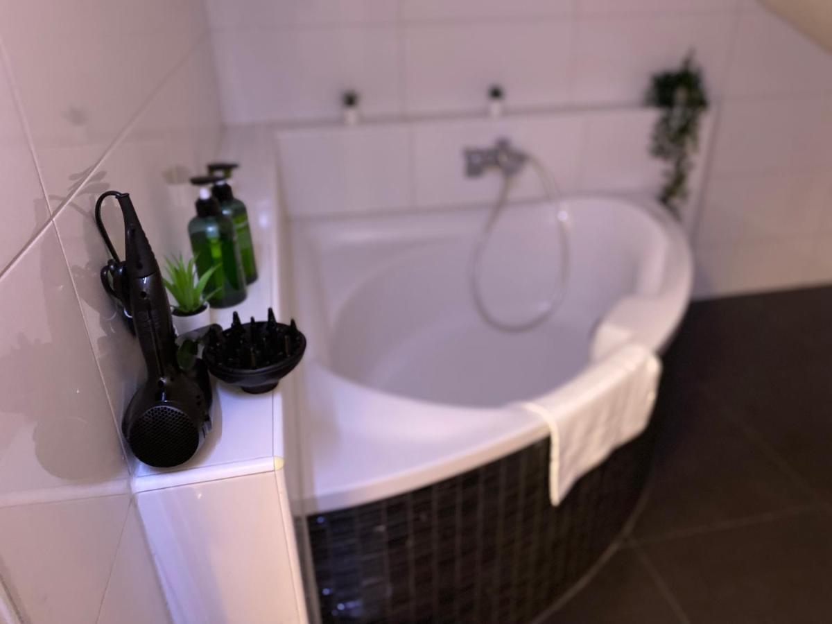 Deluxe Business Suite Mit Netflix Premium & Parkplatz, Zentral Zu Audi & Schwarz Gruppe With 2 Bedrooms Bad Friedrichshall Exterior foto